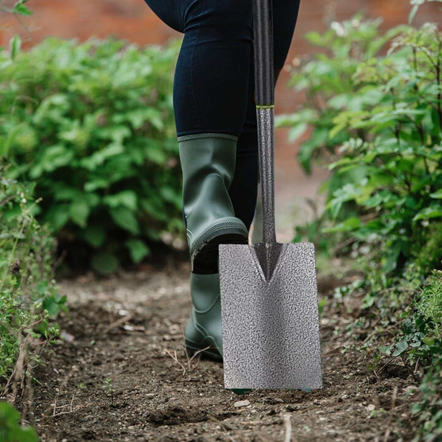 AAMEN Heavy-Duty Garden Spade – Ergonomic Carbon Steel Border Shovel with Plastic D-Handle – Outdoor Digging Tool for Planting, Landscaping & Edging – 92cm Grey Fencing Spade